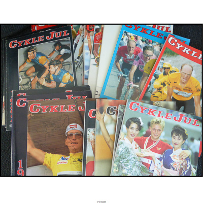 Magasinet Cykle-Jul – en af de mest ikoniske danske publikationer for cykelsportsinteresserede, udgivet årligt fra 1936 til 1999. Kendt for sine dybdegående artikler, flotte illustrationer og historiske perspektiver på cykelsporten. Cykle-Jul var en vigtig kilde til viden om cykelsportens udvikling og en uundværlig del af cykelkulturen i Danmark. Magasinet tilbød både passionerede cykelfans og professionelle en unik indsigt i sporten, og det er stadig en eftertragtet samlerobjekt blandt cykelentusiaster.