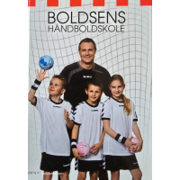 Boldsens Håndboldskole – Joachim Boldsen med børn i håndboldtøj foran net