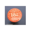 DBU pin i letmetal med rødt og hvidt logo fra Dansk Boldspil-Union