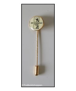 Blå æske med æresnål (pin) med motiv af to skytter (riffel og pistol) og teksten DDS Sydøstjylland.