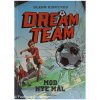 "Mod nye mål" er første bind i fodboldserien Dreamteam om drengen P, som først og fremmest elsker fodbold. Nu med seje tegneseriestriber af Rasmus Jensen.