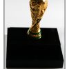 Lille kopi af FIFA VM pokal på fod