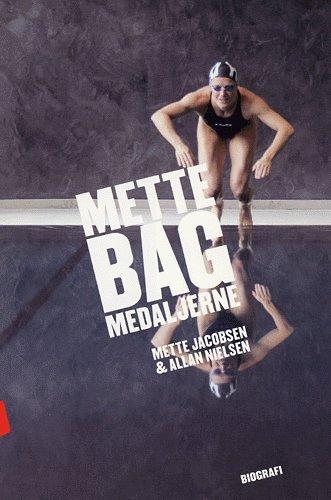 Mette bag medaljerne