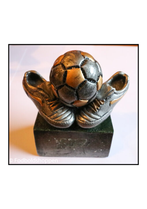 Lille Fodbold Pokal med støvler og bold