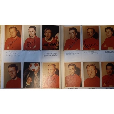 Fodbold 68 samlealbum - med cirka 70 originale autografer. Komplet