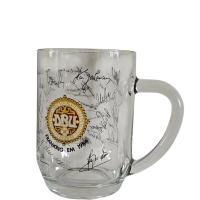 Unikt Ølkrus med Autografer fra Danmarks EM 1984-Hold 🍺⚽ Er du fan af dansk fodboldhistorie? Så har vi en perle til dig! Dette store ølkrus er ikke bare et samlerobjekt – det er et stykke dansk fodboldhistorie.