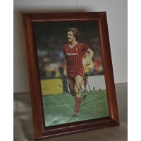 Jan Mølby billede i ramme signeret – eksklusivt samleobjekt fra 80’erne i Liverpool