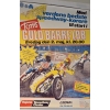 Plakat fra Toms Guld Barre Løb med speedwaykørere og guldbarre-reklame