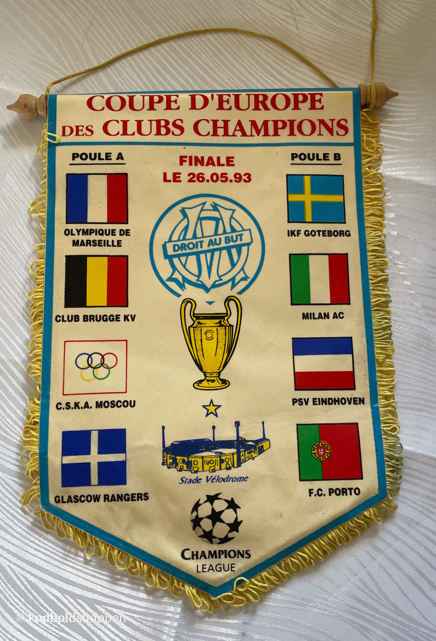 Mindevimpel fra Champions League 1992/93 med klubbernes flag, trofæ og Stade Vélodrome.