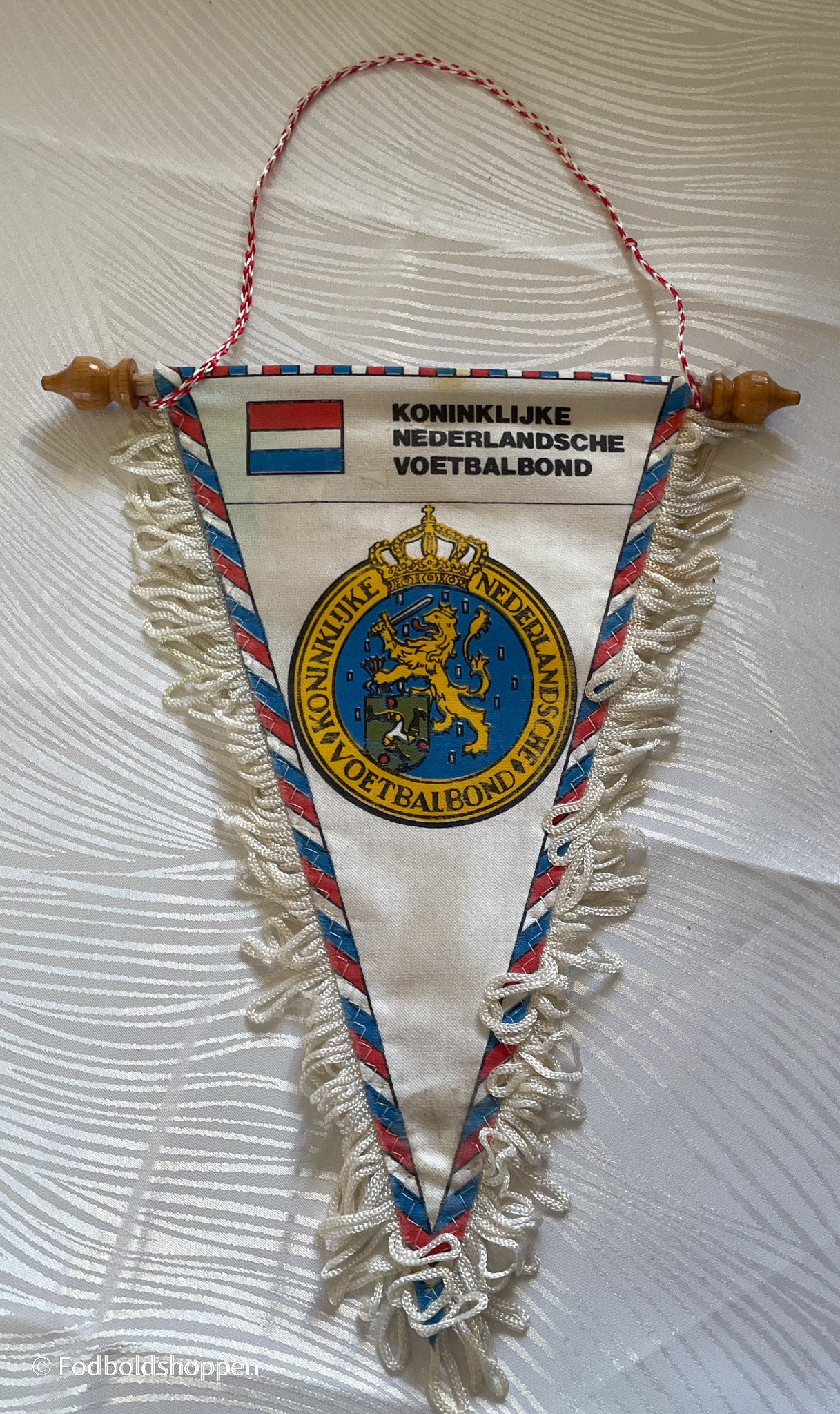Hollandsk KNVB klubvimpel i trekantet form med kongevåben og hvide frynser.