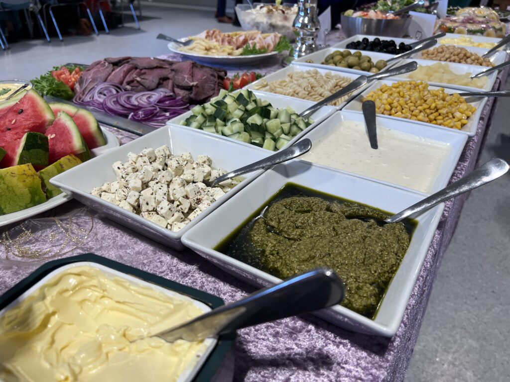 Klassisk koldtbord til konfirmasjon levert av cateringfirma i Øvre Eiker