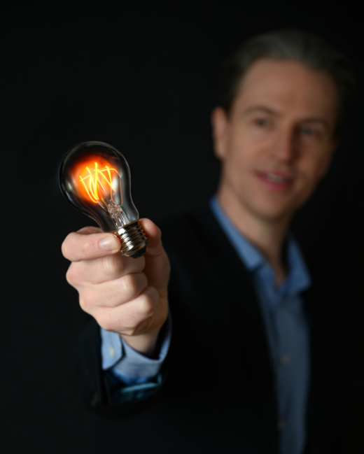 Chris Monö with lightbulb