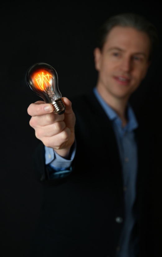 Chris Monö with lightbulb