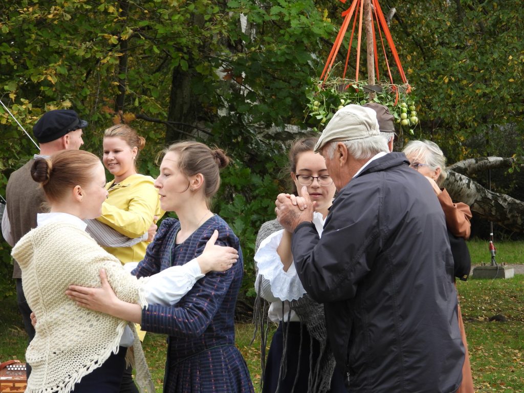 Dans med publiken på Mikaeli Marknad 2019.