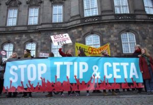 CETA har affødt massive protester over hele Europa. Her fra en demonstration i København i oktober 2016. 