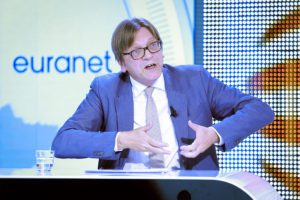 Guy Verhofstadt under en TV-debat. (Foto: Euranet Plus / Wikimedia)