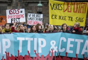 Tusindvis af mennesker gik i efteråret i demo mod CETA og TTIP i København. 23. marts demonstrerer vi igen! Foto: Anders Rye Skjoldjensen