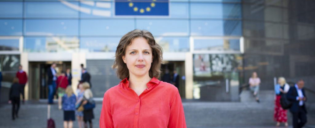 Rina Ronja Kari foran EU-Parlamentet