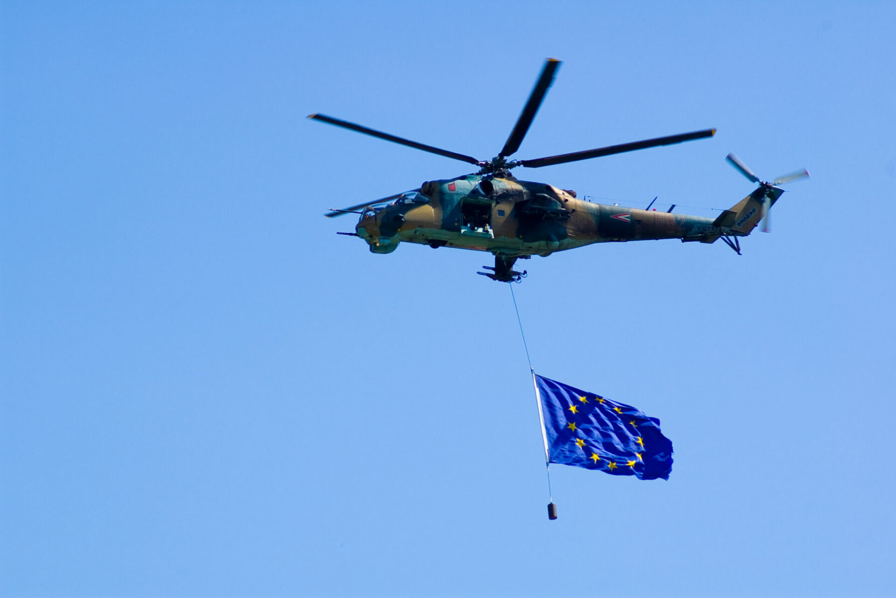 Militærhelekopter med EU-flag