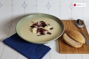 Hjemmelaget blomkålsuppe med kalkunbacon (Folkekuren AS)
