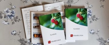 Folkekuren AS, Kursbok Forside