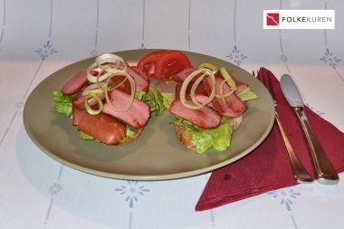 Brødskivemiddag med Go' og magrere kjøttpølse, Folkekuren AS