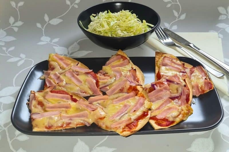 Tortilla skinkepizza med svensk pizzasalat, Folkekuren AS