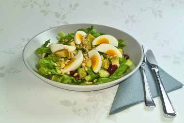 Salat med avokado, egg og pinjekjerner, Folkekuren AS