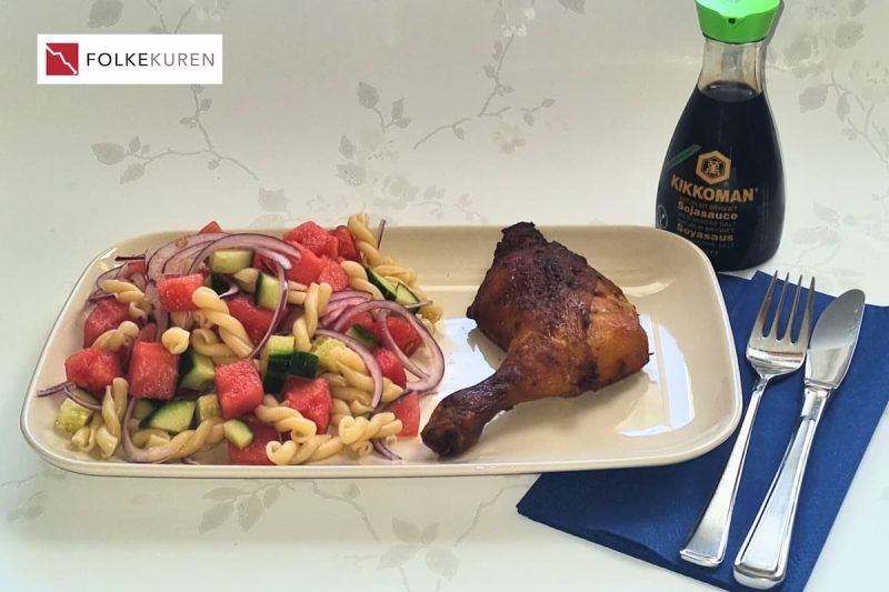 Kyllinglår med pasta og vannmelonsalat