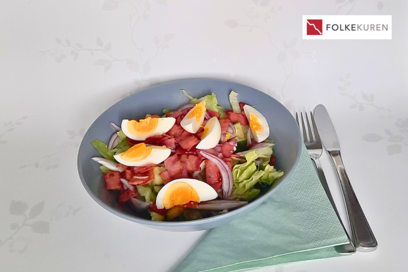 Salatlunsj med egg og bacon, Folkekuren AS