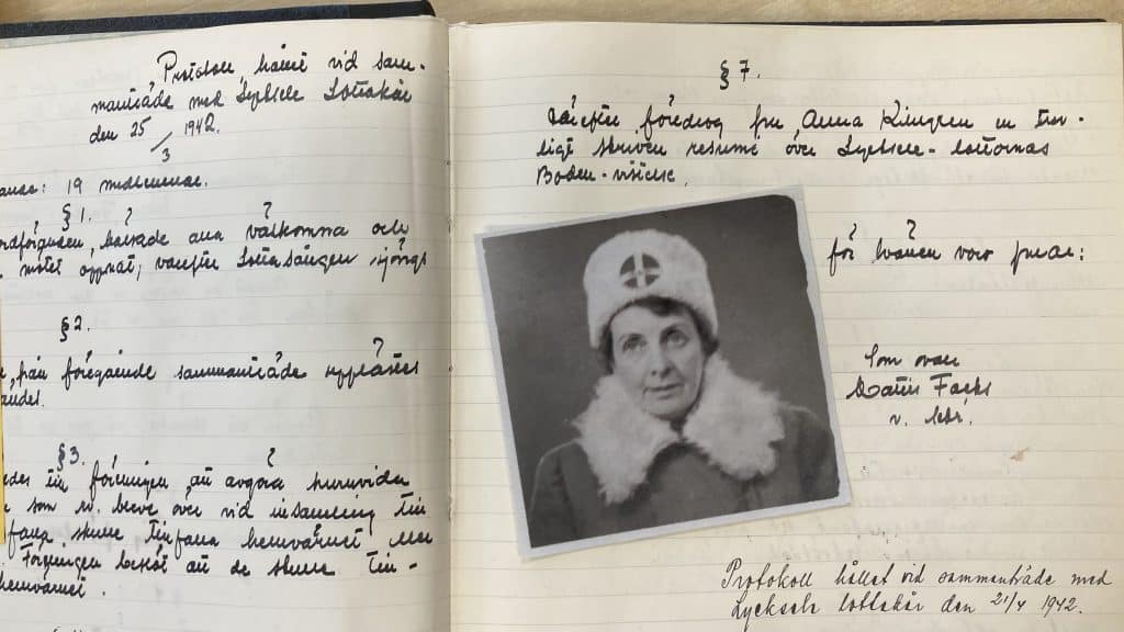 Protokollsbok samt foto (Handlingar ur Lycksele lottakårs arkiv)