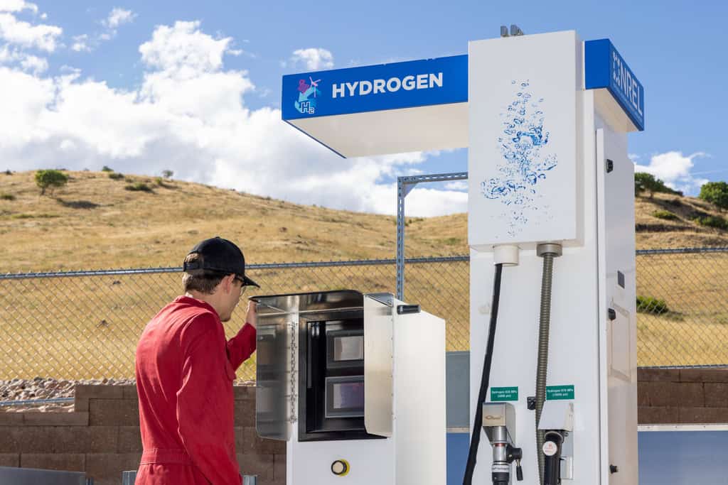 Hydrogen tank station