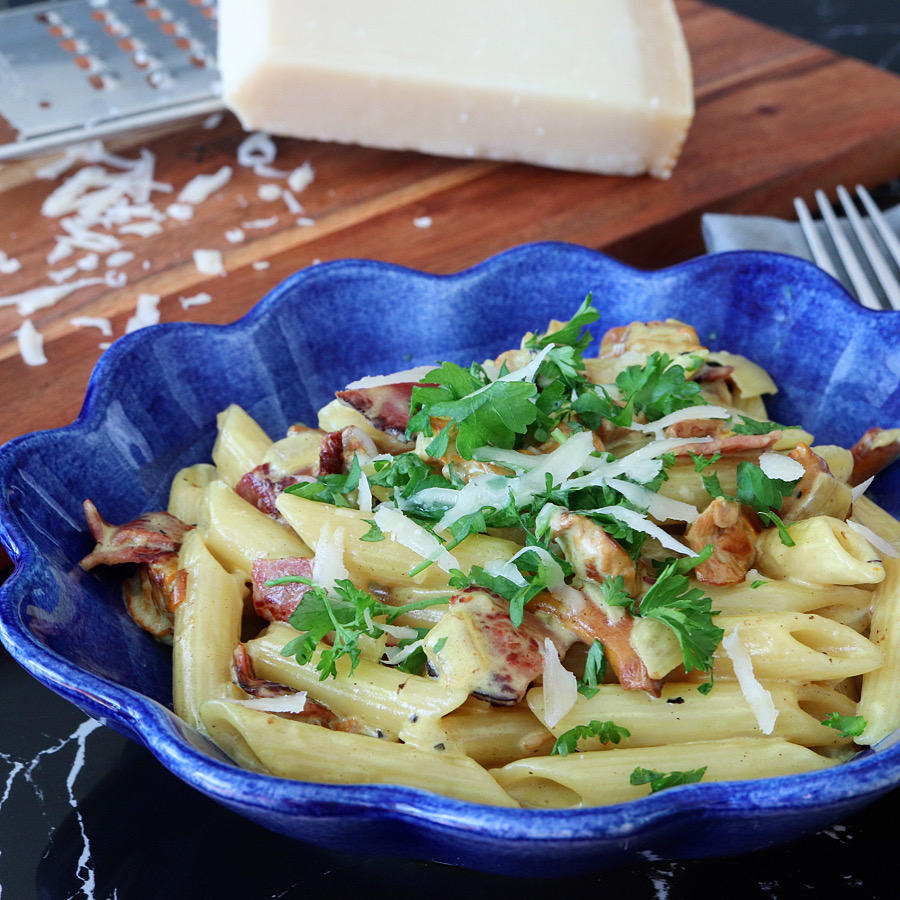 Kantarellpasta med kalkonbacon