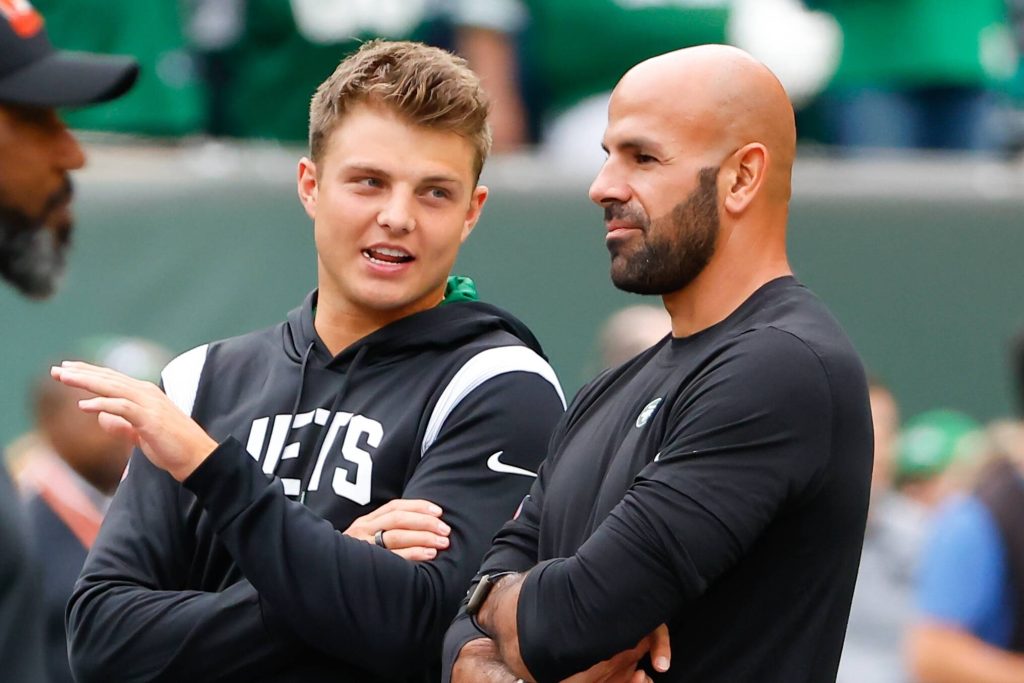 EAST RUTHERFORD, NJ - SEPTEMBER 25: New York Jets quarterback Zach Wilson 2 and New York Jets head coach Robert Saleh talk prior to the National Football League game between the New York Jets and the Cincinnati Bengals on September 25, 2022 at MetLife Stadium in East Rutherford, New Jersey. Photo by Rich Graessle/Icon Sportswire NFL, American Football Herren, USA SEP 25 Bengals at Jets Icon2209259181