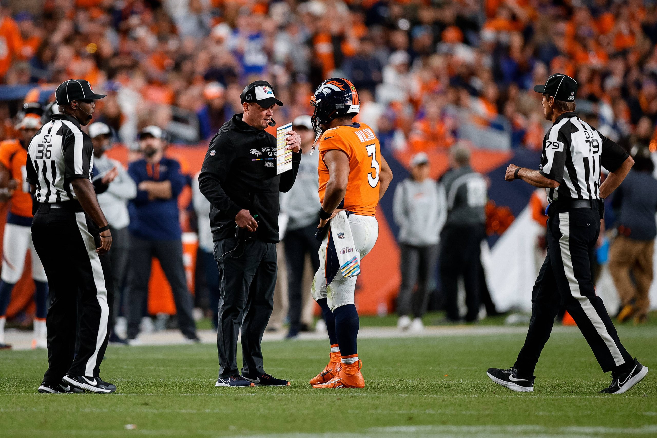 NFL, American Football Herren, USA Indianapolis Colts at Denver Broncos Oct 6, 2022 Denver, Colorado, USA Denver Broncos head coach Nathaniel Hackett talks with quarterback Russell Wilson 3 as side judge Anthony Jeffries 36 and down judge Kent Payne 79 look on in the fourth quarter against the Indianapolis Colts at Empower Field at Mile High. Denver Empower Field at Mile High Colorado USA, EDITORIAL USE ONLY PUBLICATIONxINxGERxSUIxAUTxONLY Copyright: xIsaiahxJ.xDowningx 20221006_ijd_bd3_041