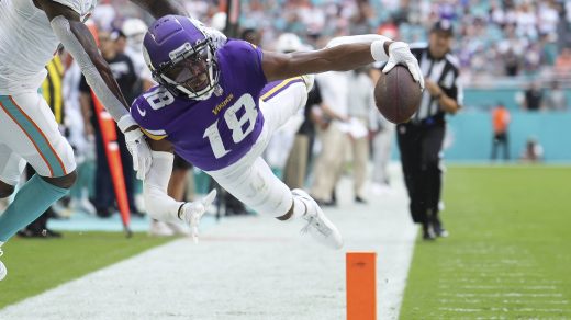 MIAMI GARDENS, FL - OCTOBER 16: Minnesota Vikings wide receiver Justin Jefferson 18 reaches for the pylon with the ball during the game between the Minnesota Vikings and the Miami Dolphins on October 16, 2022 at Hard Rock Stadium, Miami Gardens, FL Photo by Peter Joneleit/Icon Sportswire NFL, American Football Herren, USA OCT 16 Vikings at Dolphins Icon1025991