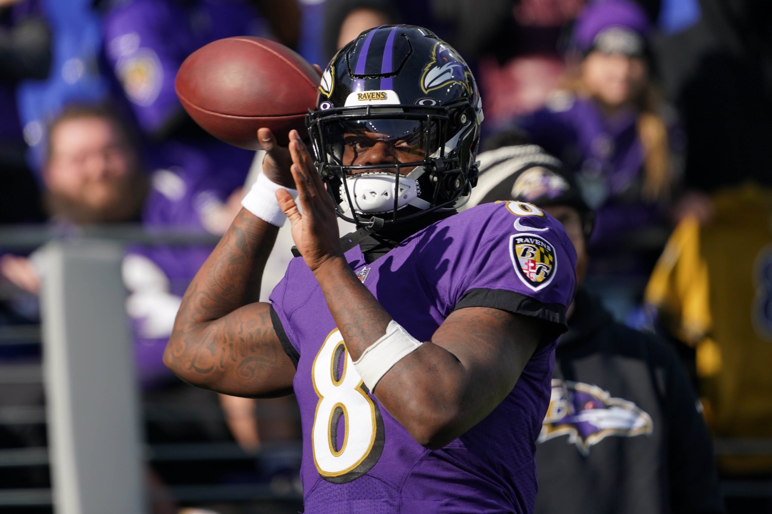 NFL, American Football Herren, USA Denver Broncos at Baltimore Ravens Dec 4, 2022 Baltimore, Maryland, USA Baltimore Ravens quarterback Lamar Jackson 8 warms up prior to the game against the Denver Broncos at M&T Bank Stadium. Baltimore M&T Bank Stadium Maryland USA, EDITORIAL USE ONLY PUBLICATIONxINxGERxSUIxAUTxONLY Copyright: xMitchxStringerx 20221204_tdc_ax1_0046