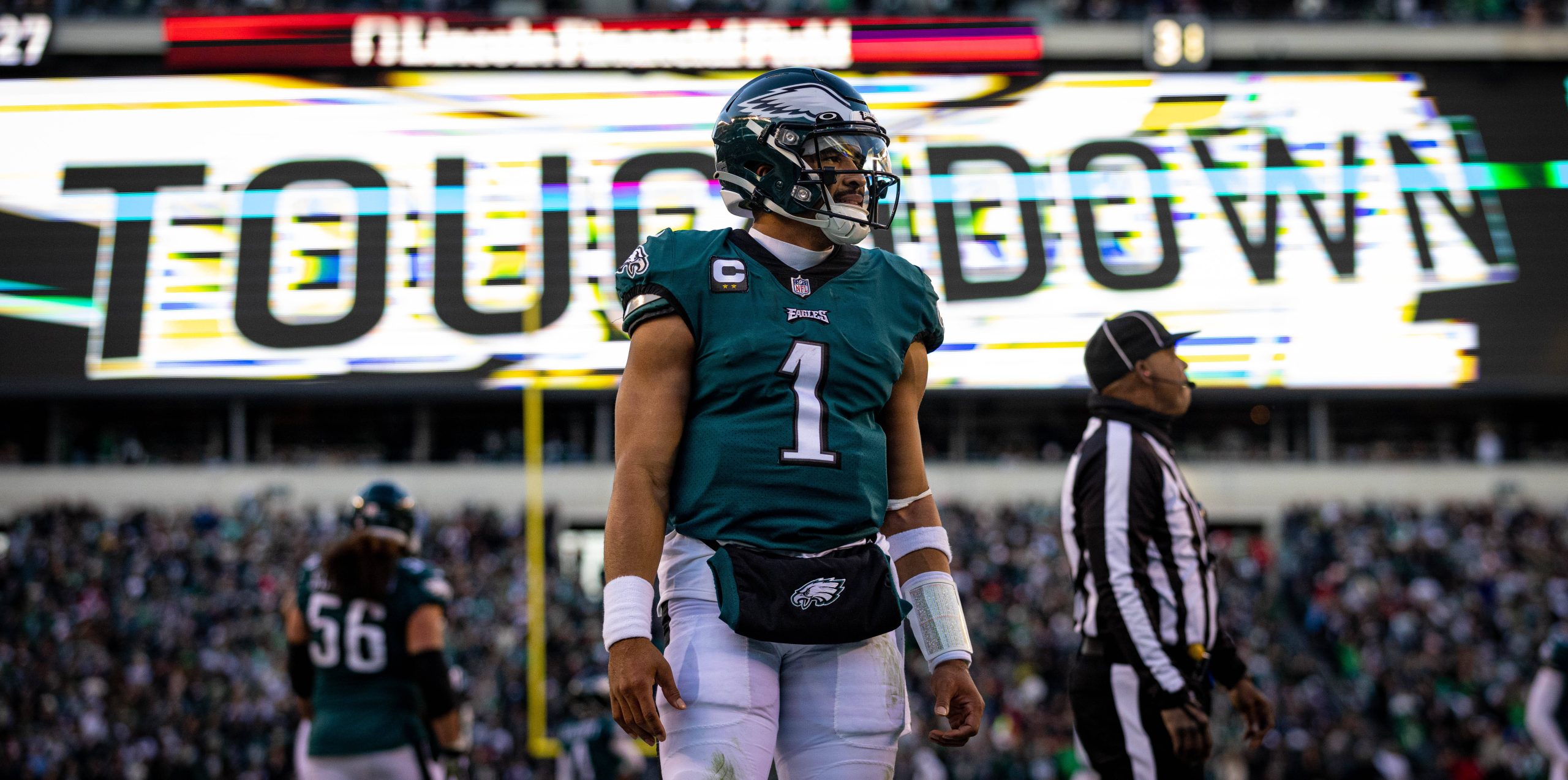 NFL, American Football Herren, USA Tennessee Titans at Philadelphia Eagles Dec 4, 2022 Philadelphia, Pennsylvania, USA Philadelphia Eagles quarterback Jalen Hurts 1 looks on after a touchdown against the Tennessee Titans during the fourth quarter at Lincoln Financial Field. Philadelphia Lincoln Financial Field Pennsylvania USA, EDITORIAL USE ONLY PUBLICATIONxINxGERxSUIxAUTxONLY Copyright: xBillxStreicherx 20221204_bs_sq4_0541