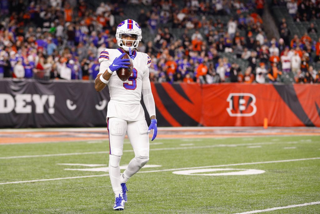 CINCINNATI, OH - JANUARY 02: Buffalo Bills safety Damar Hamlin 3 warms up before the game against the Buffalo Bills and the Cincinnati Bengals on January 2, 2023, at Paycor Stadium in Cincinnati, OH. Photo by Ian Johnson/Icon Sportswire NFL, American Football Herren, USA JAN 02 Bills at Bengals Icon230102073