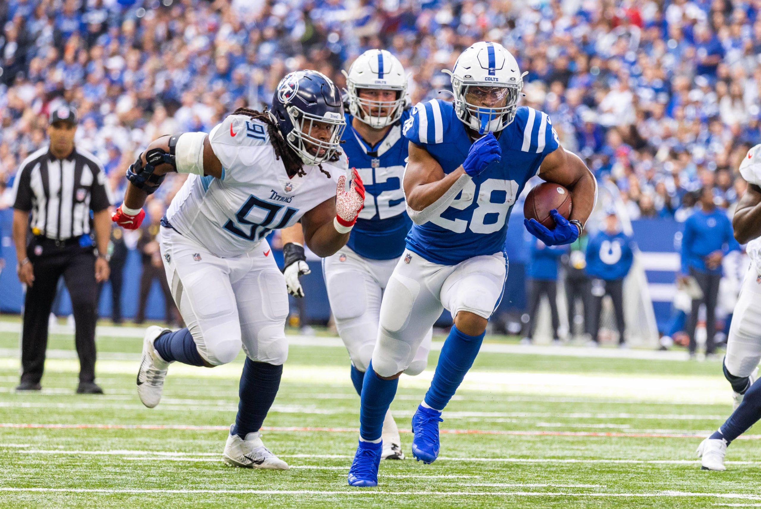 NFL, American Football Herren, USA Tennessee Titans at Indianapolis Colts, Oct 31, 2021 Indianapolis, Indiana, USA Indianapolis Colts running back Jonathan Taylor 28 runs the ball while Tennessee Titans defensive end Larrell Murchison 91 defends in the first quarter at Lucas Oil Stadium. Mandatory Credit: Trevor Ruszkowski-USA TODAY Sports, 31.10.2021 13:14:11, 17067708, Lucas Oil Stadium, Larrell Murchison, Jonathan Taylor, NPStrans, NFL, Indianapolis Colts, Tennessee Titans, TopPic PUBLICATIONxINxGERxSUIxAUTxONLY Copyright: xTrevorxRuszkowskix 17067708