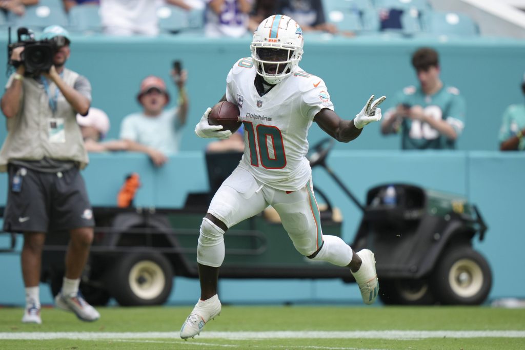 MIAMI GARDENS, FL - OCTOBER 08: Miami Dolphins wide receiver Tyreek Hill 10 celebrates after his long catch and run for a touchdown in the second half during the game between the New York Giants and the Miami Dolphins on Sunday, October 8, 2023 at Hard Rock Stadium, Miami Gardens, Fla. Photo by Peter Joneleit/Icon Sportswire NFL, American Football Herren, USA OCT 08 Giants at Dolphins EDITORIAL USE ONLY Icon231008059