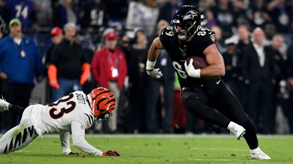 NFL, American Football Herren, USA Cincinnati Bengals at Baltimore Ravens Nov 16, 2023 Baltimore, Maryland, USA Baltimore Ravens tight end Mark Andrews 89 runs past Cincinnati Bengals safety Nick Scott 33 during the second quarter at M&T Bank Stadium. Baltimore M&T Bank Stadium Maryland USA, EDITORIAL USE ONLY PUBLICATIONxINxGERxSUIxAUTxONLY Copyright: xTommyxGilliganx 20231116_jhp_gb3_0093