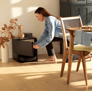 Designet med dit hjem i tankerne Clean Base Auto-Fill Dock® er fremstillet af førsteklasses materialer, og indgår i dit hjem som et elegant designermøbel med en overflade, der fungerer som en pyntehylde.