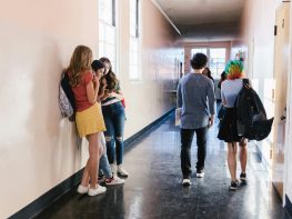 skole, elever på gang