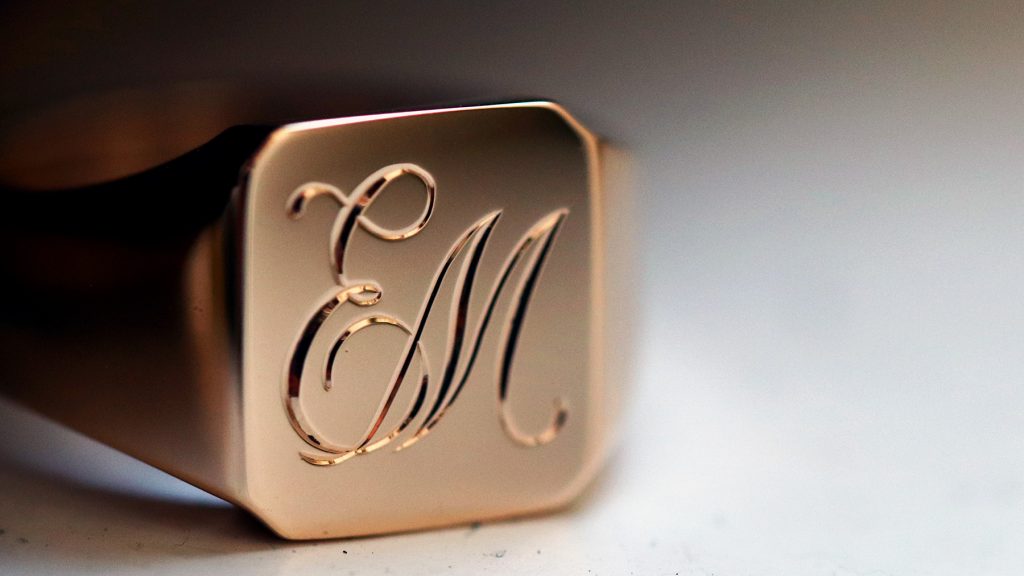 gravyr-handgravyr-initialer-monogram-klackring-18k-guld