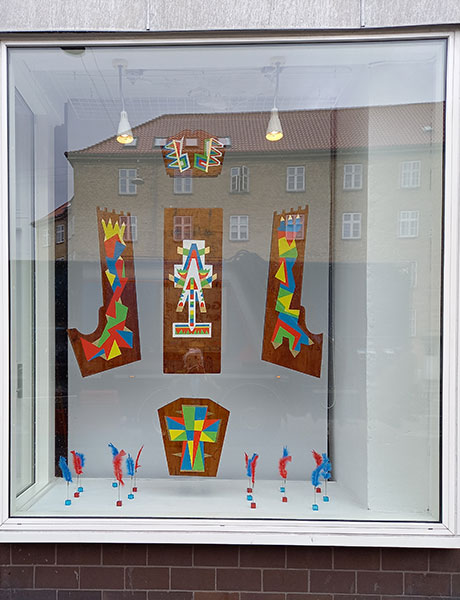 Ornamentum af Ole Valdemar Nielsen i vinduet hos Billedmagerværkstedet, Jyllingevej 5 Vanløse