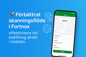 Smartphone som visar skärmbild från Fortnox-appen med skannad kvittodetalj, bredvid texten ‘Förbättrat skanningsflöde i Fortnox – effektivisera din bokföring direkt i mobilen’ mot blå bakgrund med ikoner för dokument och kugghjul.