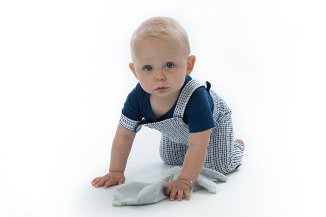 Fotoshoot kind 1 jaar: een speelse studioreportage van uw kinderen