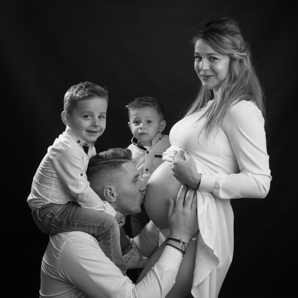 zwangerschapsfotografie met broers.