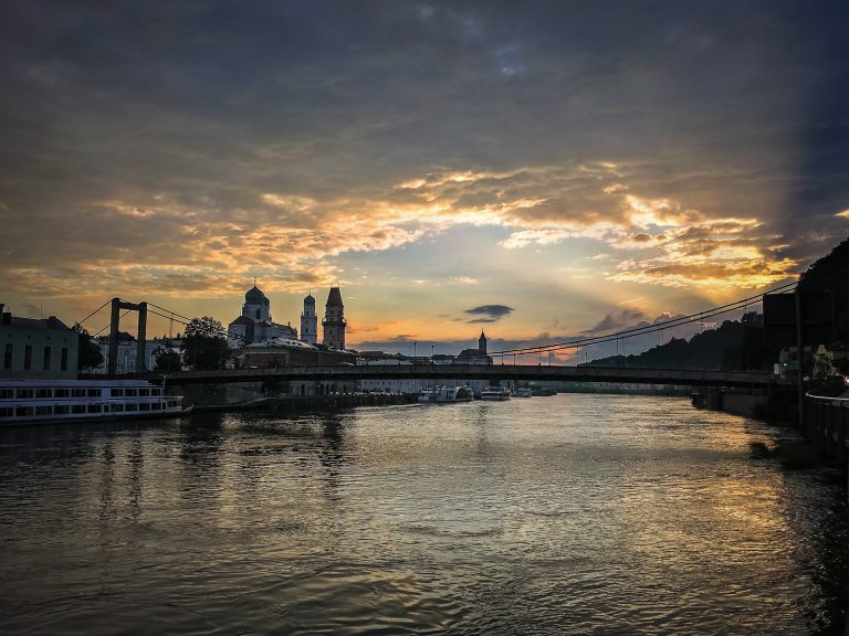 Dramatischer Himmel über Dom Passau